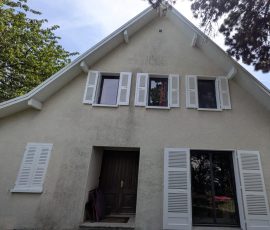 Façade après remise en peinture des boiseries extérieures et des encadrements. Après rénovation des volets bois, sous-toitures et encadrements de fenêtres en Savoie