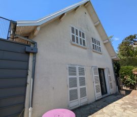 Vue latérale avant travaux de peinture extérieure. Façade latérale avant rénovation des volets bois et encadrements de fenêtres