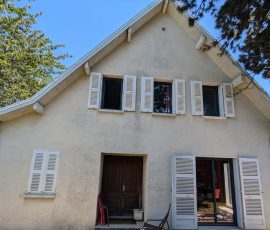 État initial des volets, sous-toitures et encadrements avant rénovation. Avant travaux de rénovation des volets bois et des encadrements de fenêtres d'une maison en Savoie